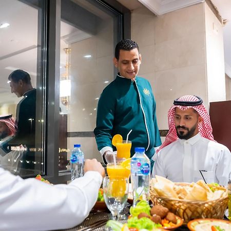 Hotel Shaza Regency Plaza Al Madinah Medina Exterior foto A waiter serving guests at a restaurant in Riyadh, Saudi Arabia